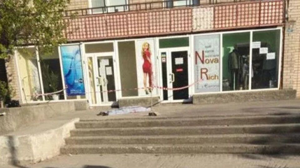 Дівчинку викинули з дев'ятого поверху