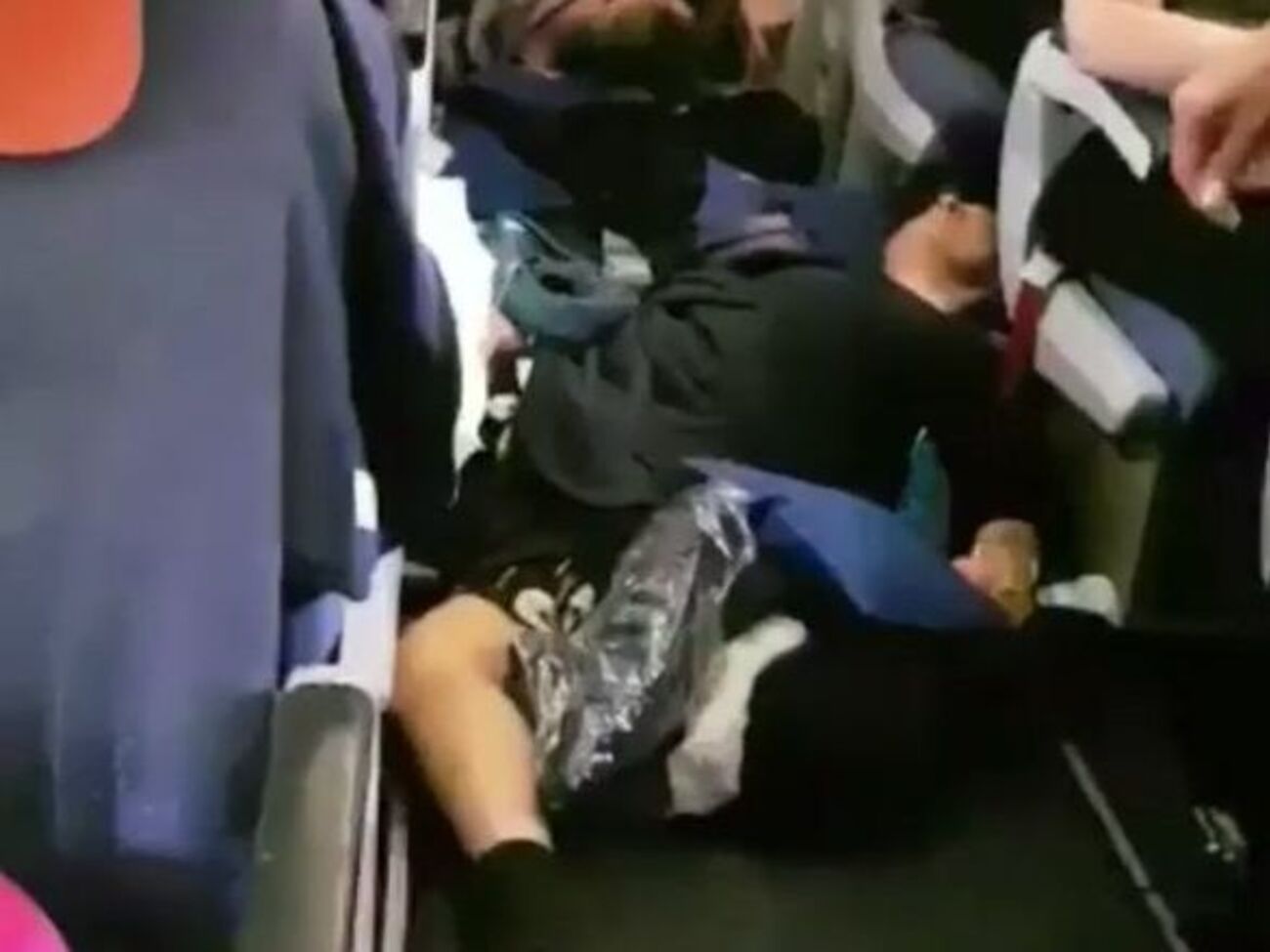 Пасажир рейсу показав, що відбувалося в салоні літака після інциденту