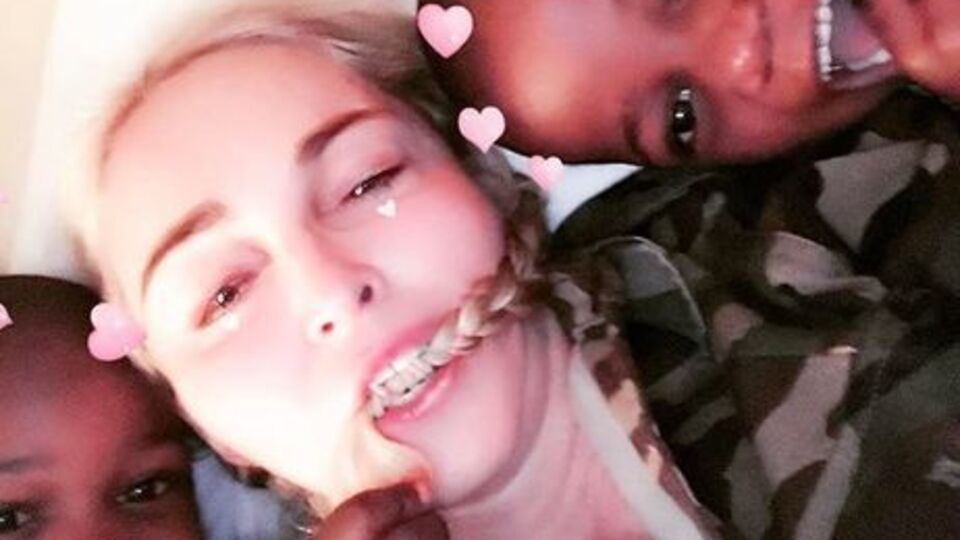 Мадонна удочерила близняшек из Африки