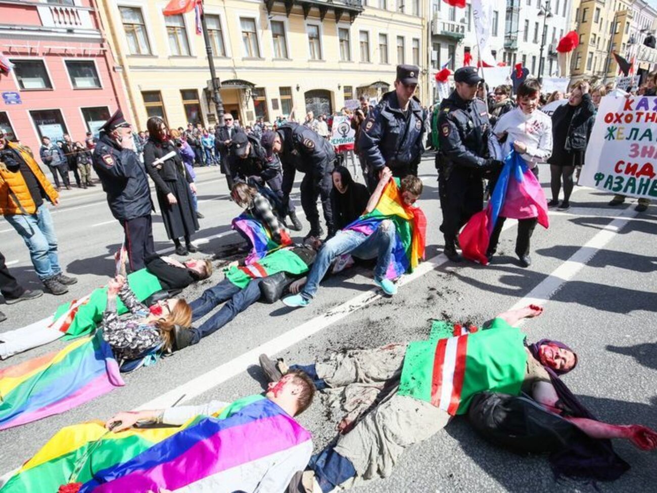 ЛГБТ-активісти лягли на проїжджу частину і прикинулися мертвими
