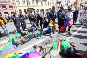 ЛГБТ-активісти лягли на проїжджу частину і прикинулися мертвими
