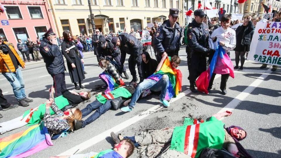 ЛГБТ-активісти лягли на проїжджу частину і прикинулися мертвими