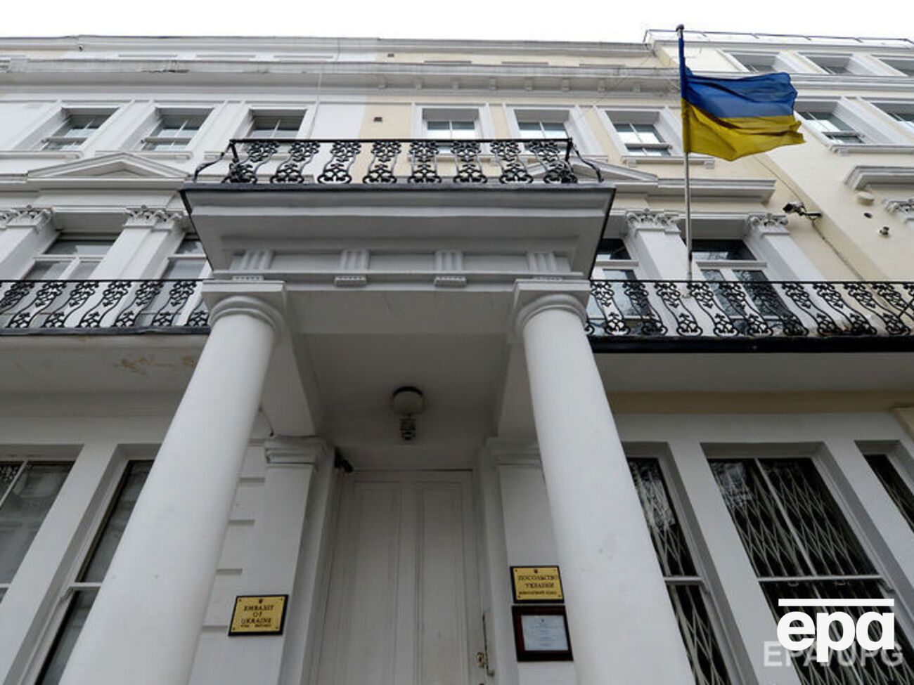 У посольстві обіцяють захистити затриманих українців