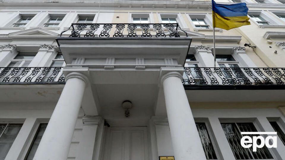 У посольстві обіцяють захистити затриманих українців