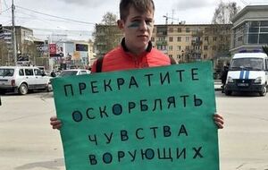 "Прекратите оскорблять чувства ворующих". В Новосибирске прошла традиционная "Монстрация". Фоторепортаж