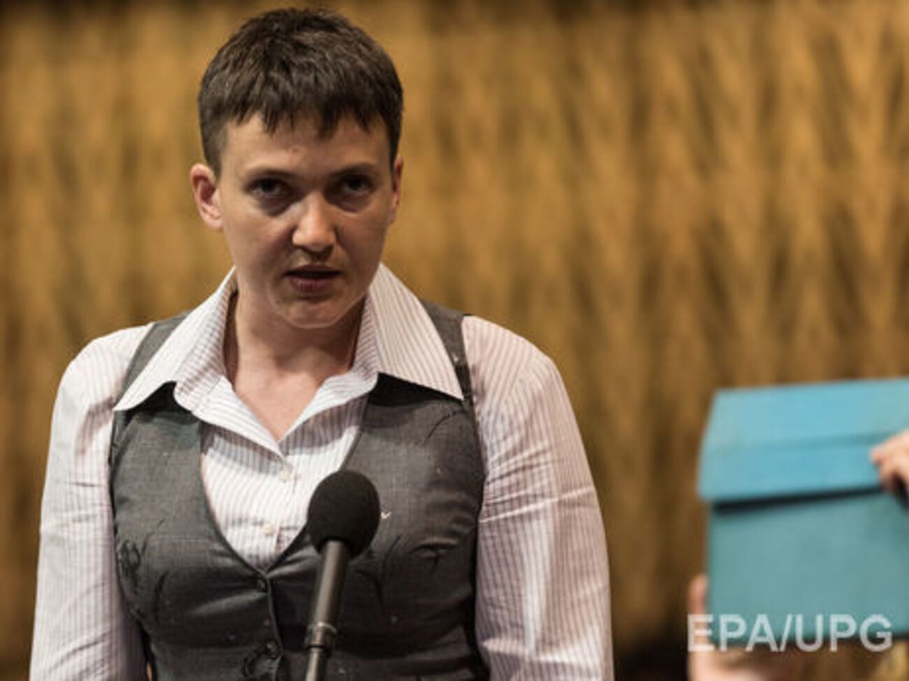 Не буду никого поздравлять ни с какими майскими праздниками. Сейчас каждый живет в своем коконе