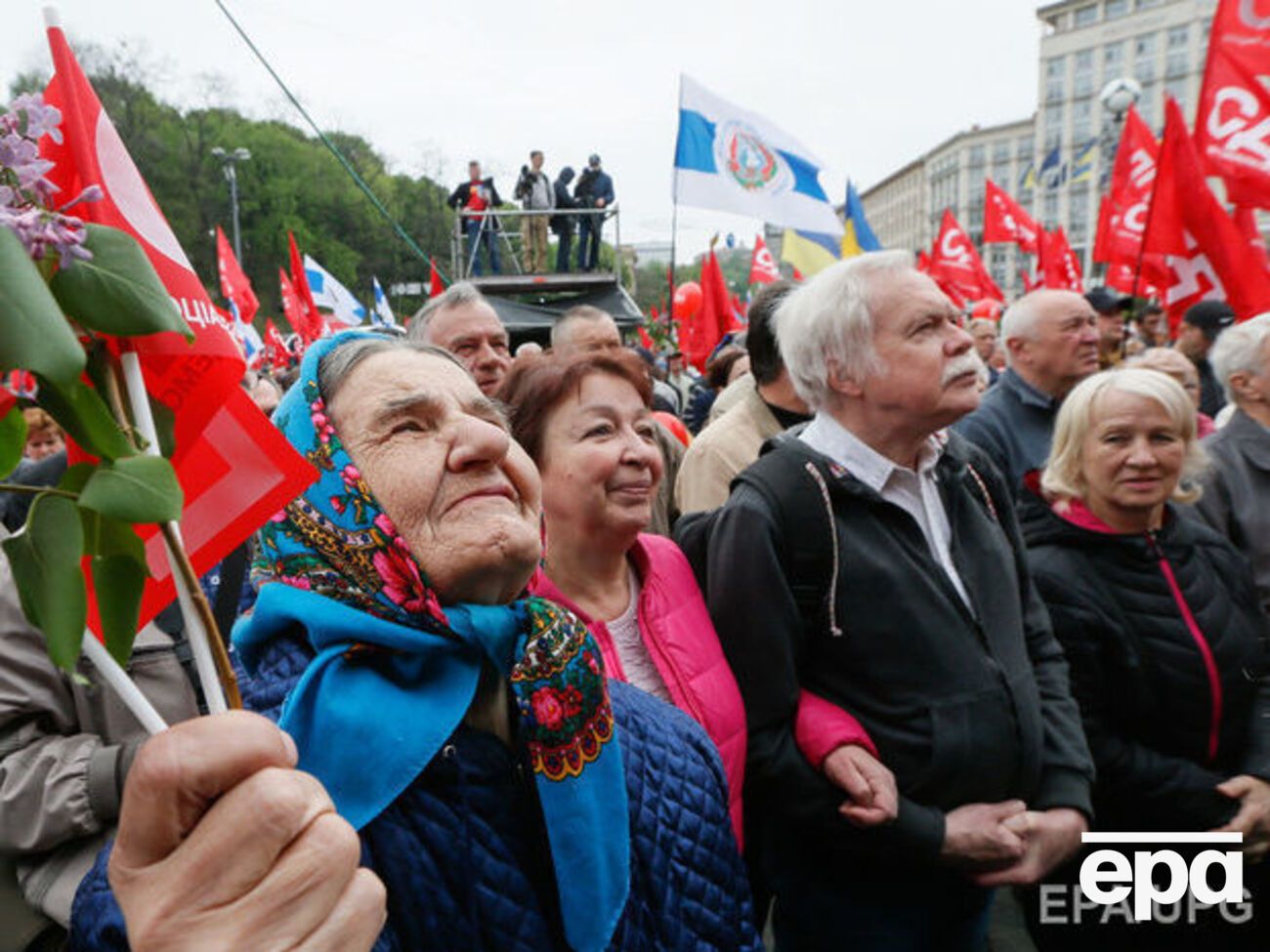 В украинских городах сегодня митинговали под красными флагами