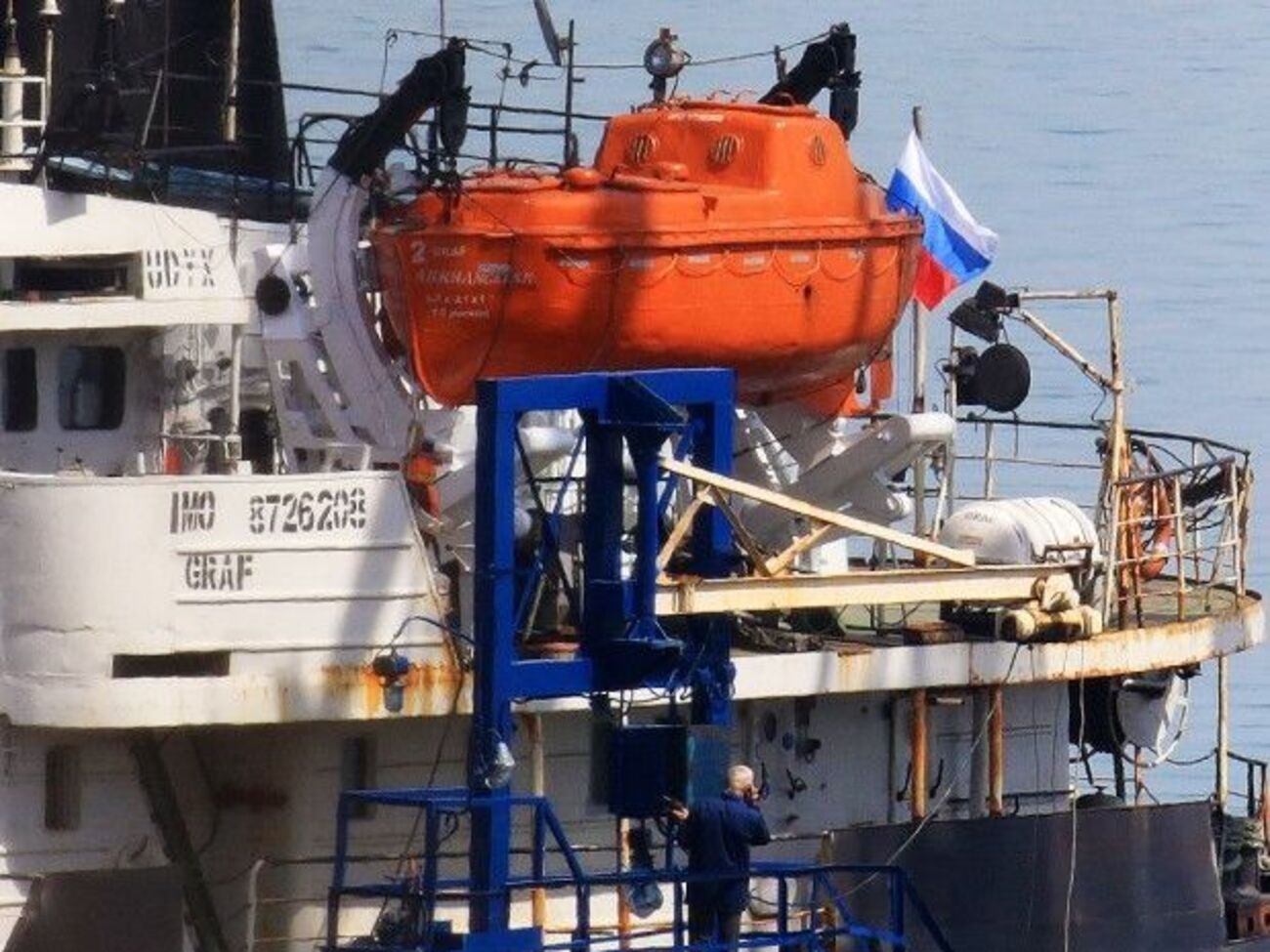 Судно пришвартоване до віддаленого причалу