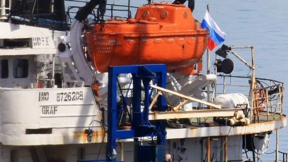 Судно пришвартоване до віддаленого причалу