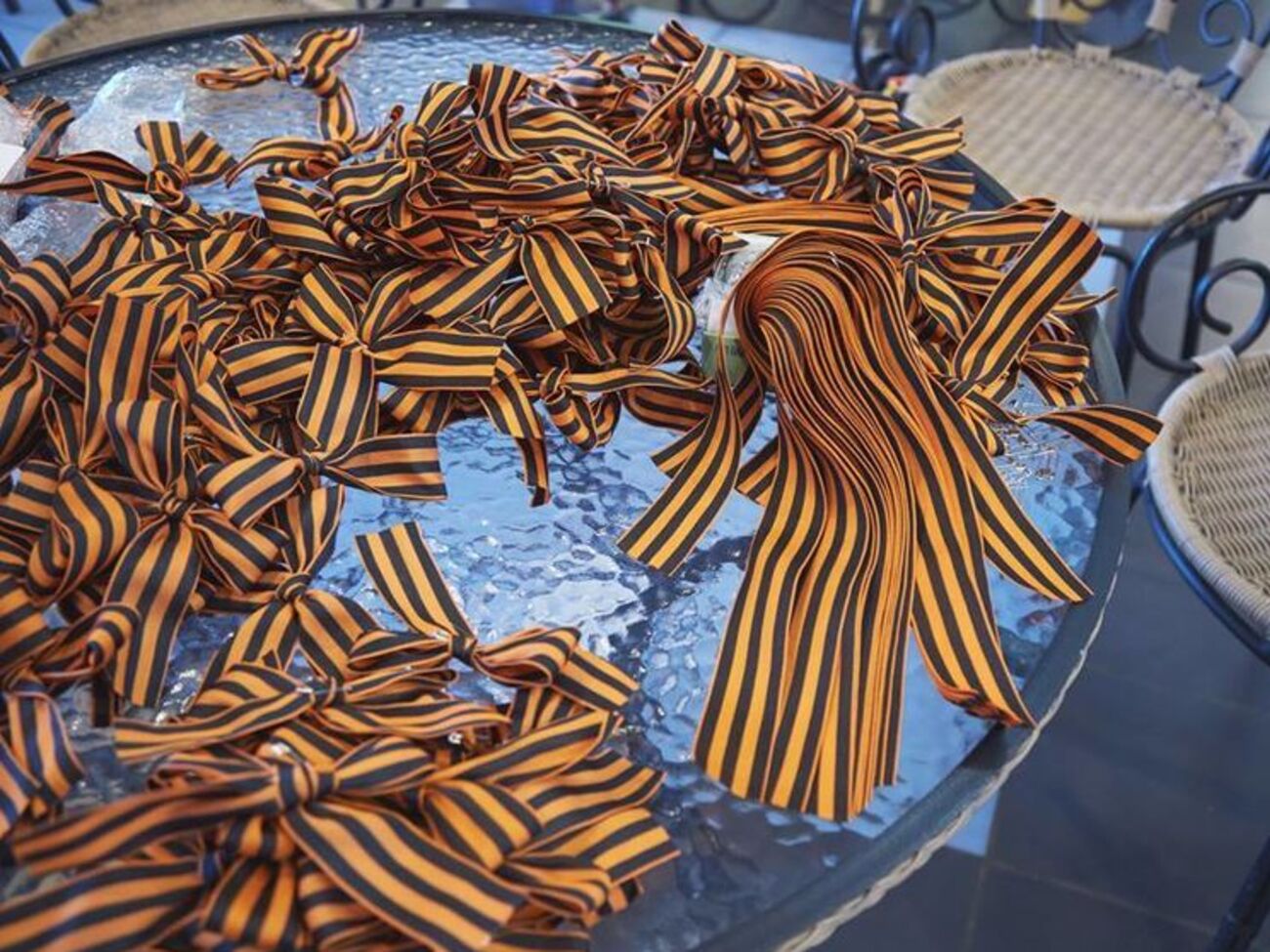 Георгіївські стрічки вилучили під час заходів на Алеї Слави