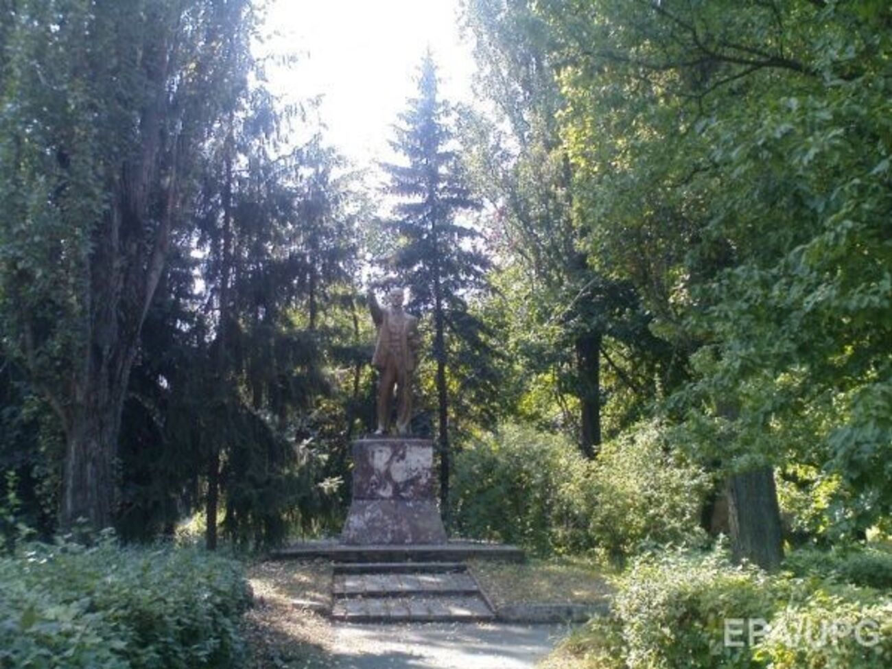 Постамент "урятувала літня жінка, яка не шкодує сил для захисту Ілліча"