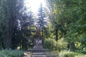 Постамент "урятувала літня жінка, яка не шкодує сил для захисту Ілліча"