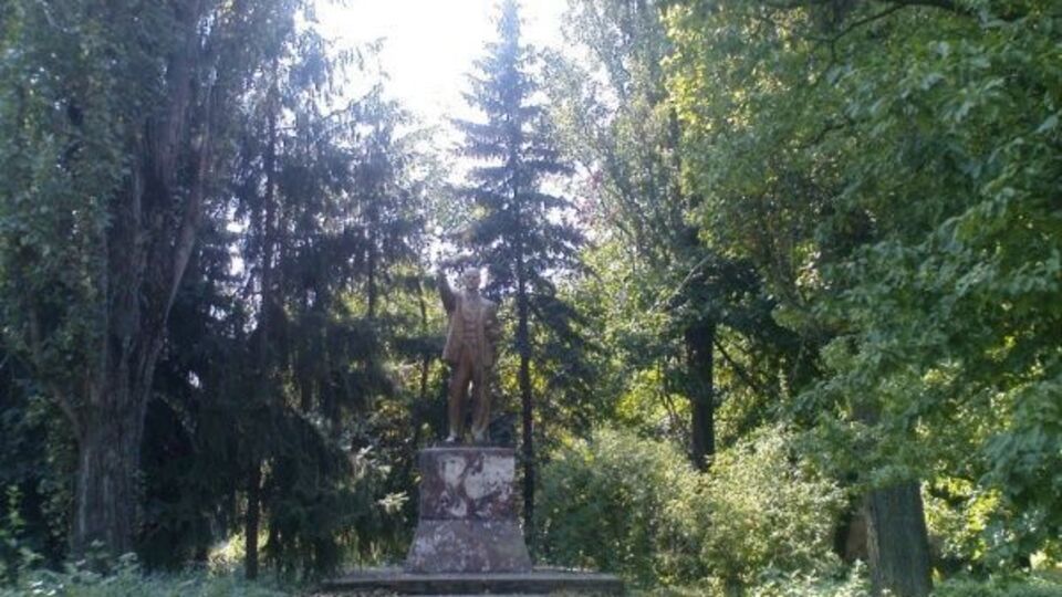 Постамент "урятувала літня жінка, яка не шкодує сил для захисту Ілліча"