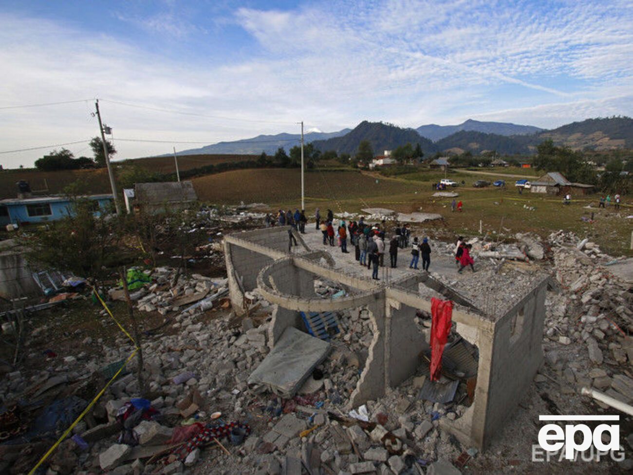 Взрыв на складе фейерверков разрушил жилой дом