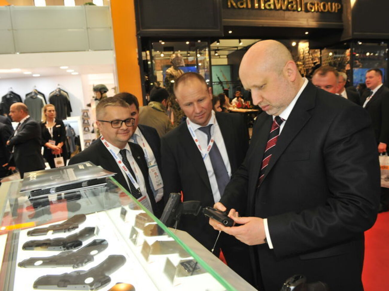 Турчинов возглавляет украинскую делегацию на выставке оборонной промышленности в Стамбуле