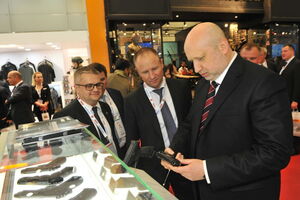 Турчинов очолює українську делегацію на виставці оборонної промисловості у Стамбулі