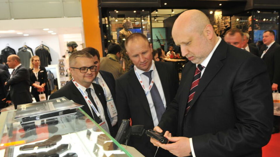 Турчинов очолює українську делегацію на виставці оборонної промисловості у Стамбулі