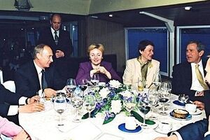 "Кремлевский повар" Пригожин обслуживает Путиных и Бушей, 25 мая 2002 года