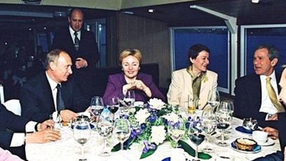 "Кремлевский повар" Пригожин обслуживает Путиных и Бушей, 25 мая 2002 года