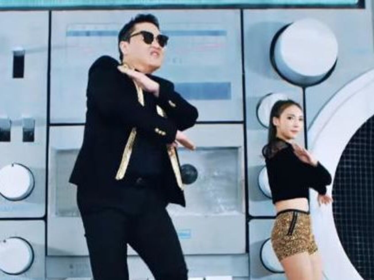 Обидві композиції, ролики на які презентував Psy, увійшли до його альбому "4х2=8"