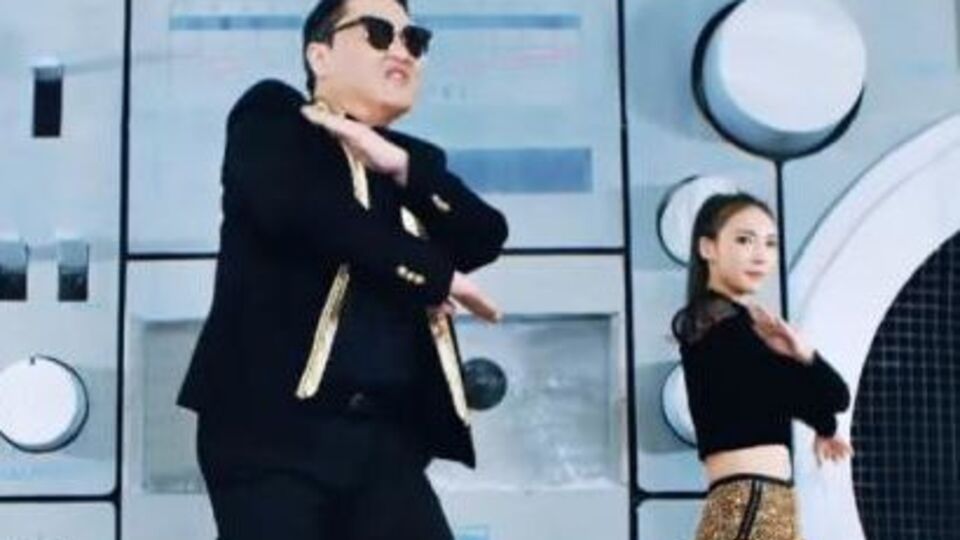 Обе композиции, ролики на которые презентовал Psy, вошли в его альбом "4х2=8"
