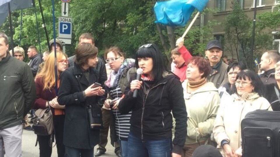 Собравшиеся скандируют лозунги с критикой в адрес Арсена Авакова