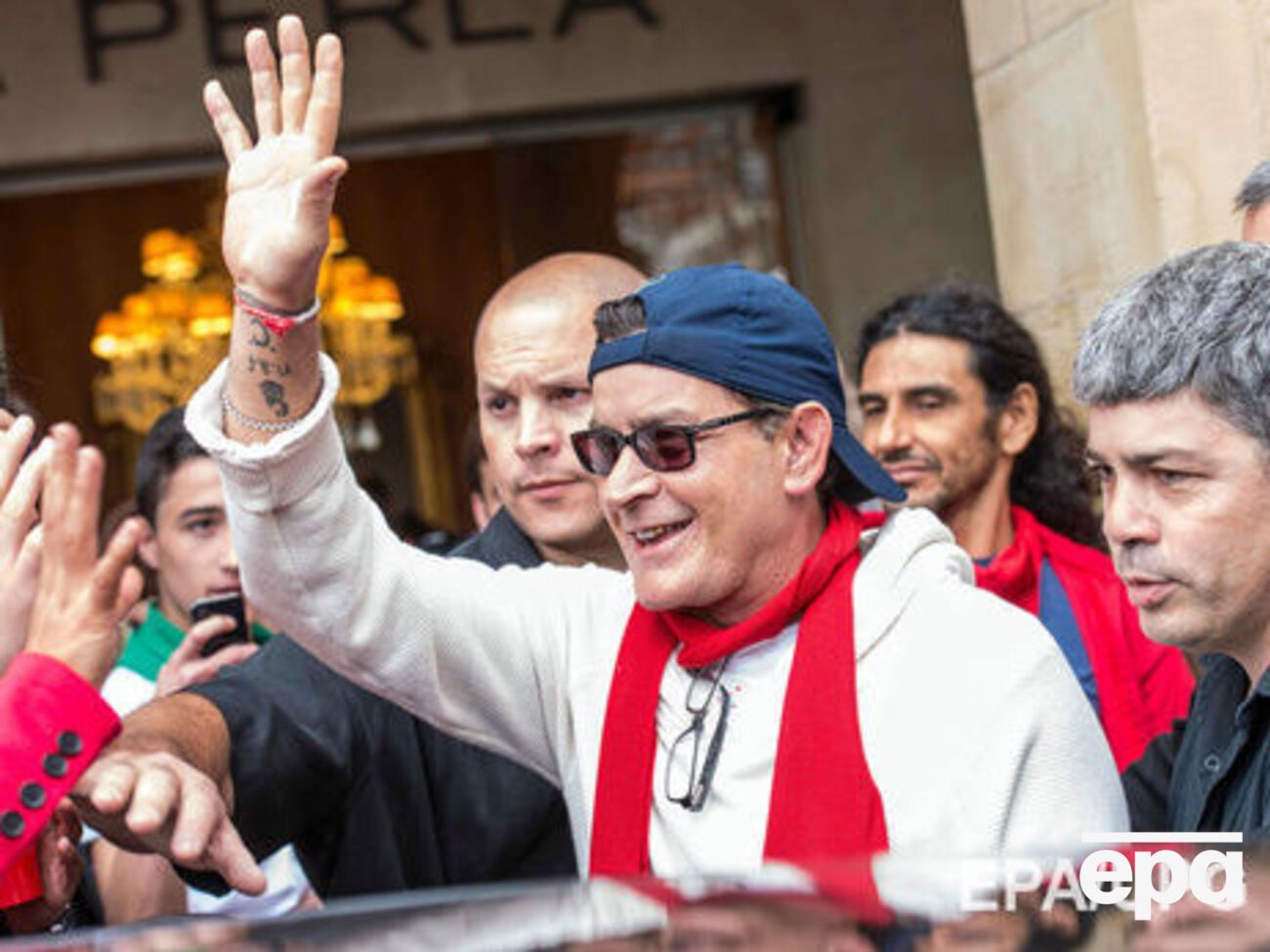 Шин стал добровольцем в испытании новых препаратов для ВИЧ-инфицированных