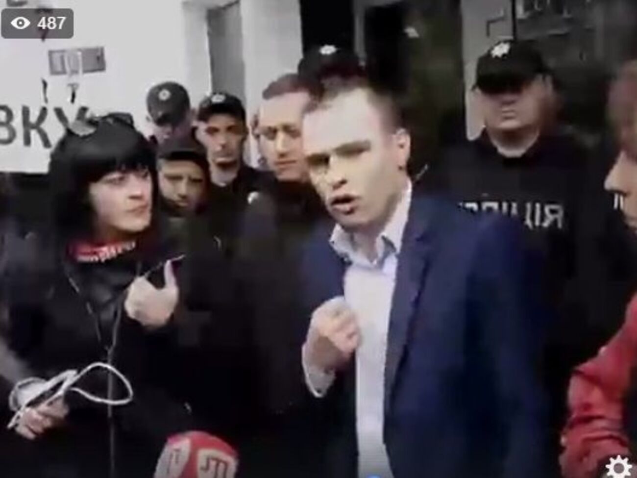 К митингующим вышел представитель Министерства внутренних дел