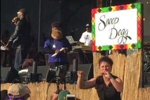 Сурдоперекладачка перевершила репера Snoop Dogg