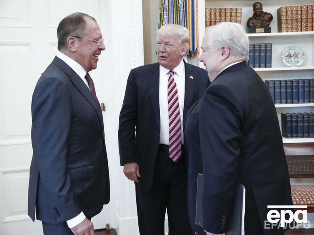 У Білому домі стверджують, що ця фотографія Лаврова, Трампа і Кисляка не повинна була потрапити у пресу