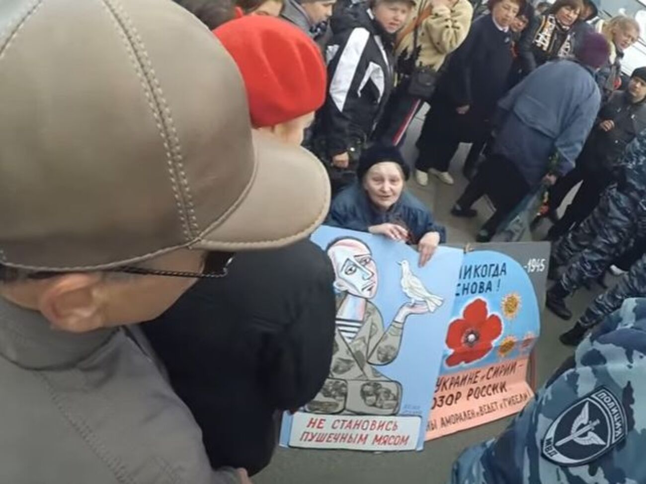 Питерская художница Елена Осипова устроила одиночный пикет