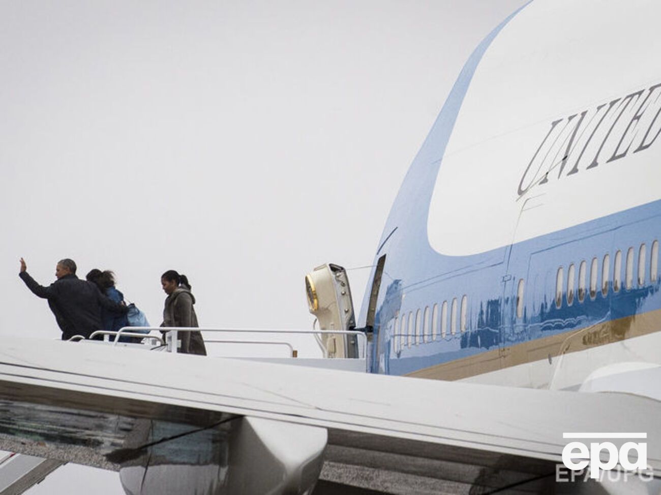 Екс-президент США Барак Обама зі своєю сім'єю сходить із трапа літака Boeing VC-25