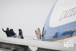 Екс-президент США Барак Обама зі своєю сім'єю сходить із трапа літака Boeing VC-25
