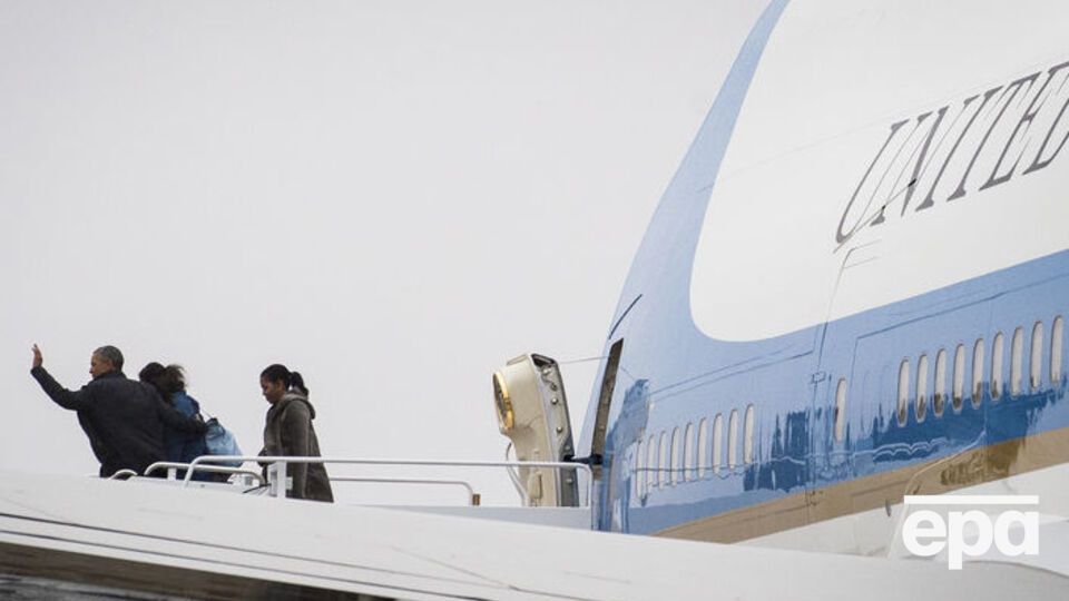 Экс-президент США Барак Обама со своей семьей сходит с трапа самолета Boeing VC-25