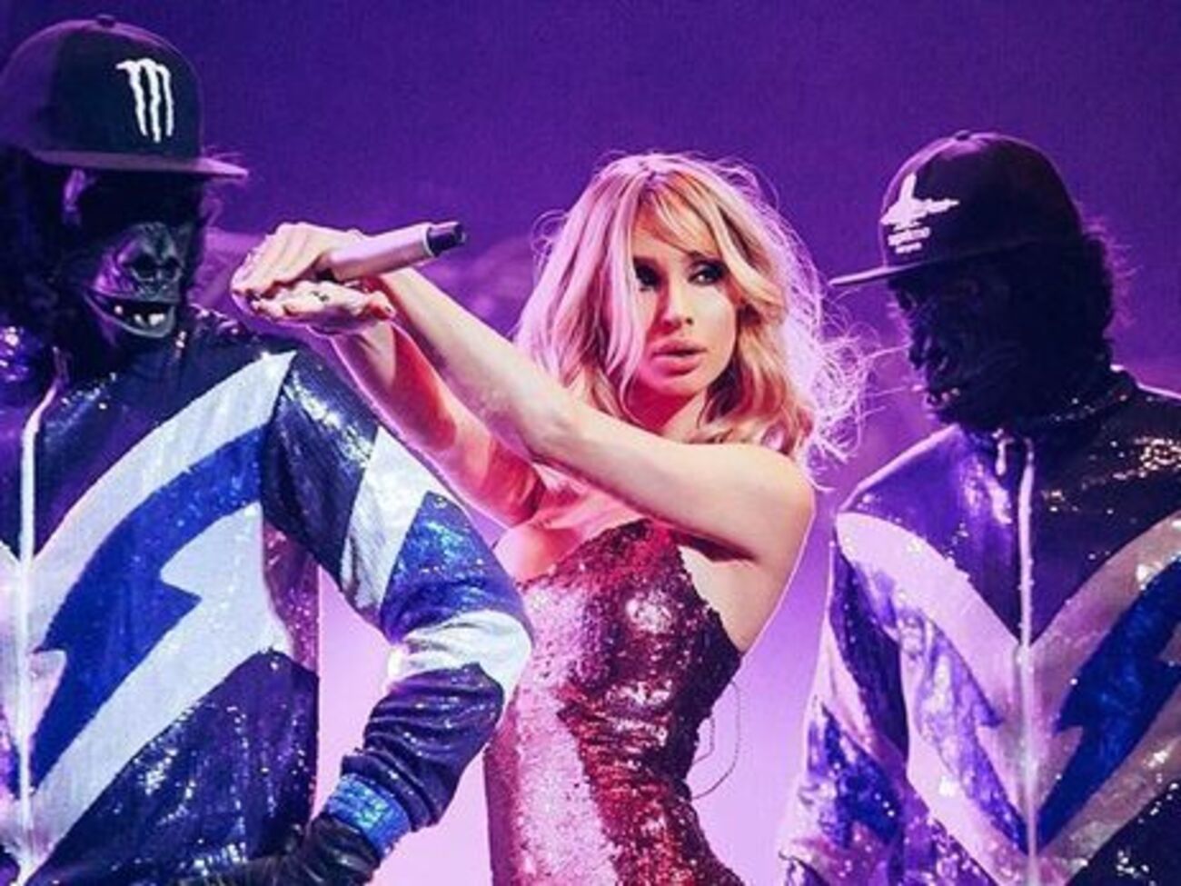 Loboda поделилась видео, для которого позировала в открытом платье-комбинации