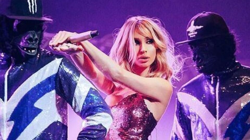 Loboda поделилась видео, для которого позировала в открытом платье-комбинации