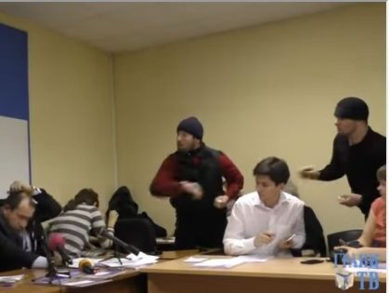 Неизвестные забросали яйцами правозащитника Игоря Каляпина