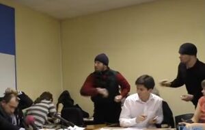 Неизвестные забросали яйцами правозащитника Игоря Каляпина