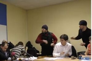 Неизвестные забросали яйцами правозащитника Игоря Каляпина