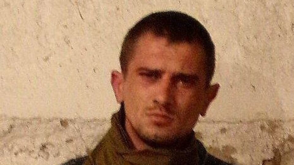 Українські військові затримали бойовика, який мав із собою зброю, боєприпаси і військове спорядження