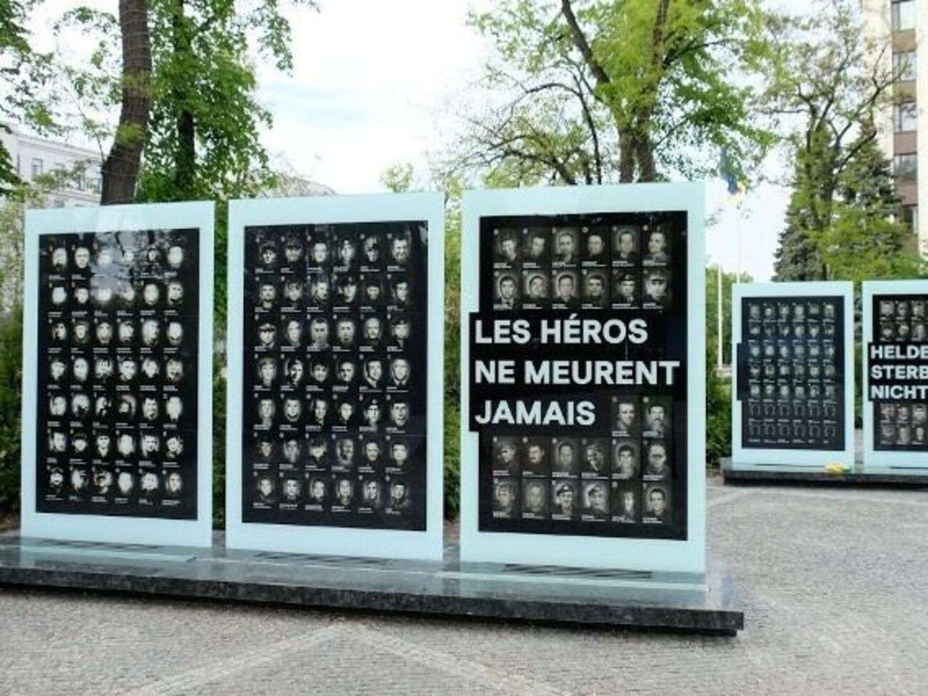 На скляних стелах &ndash; фото&nbsp;понад&nbsp;500 загиблих героїв