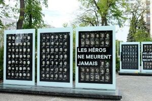 На стеклянных стелах – фото более 500 погибших героев