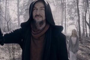 За сюжетом, головного героя кліпу переслідують різні жінки