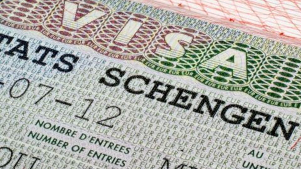 Українці зможуть подорожувати без віз до країн білого шенгенського списку