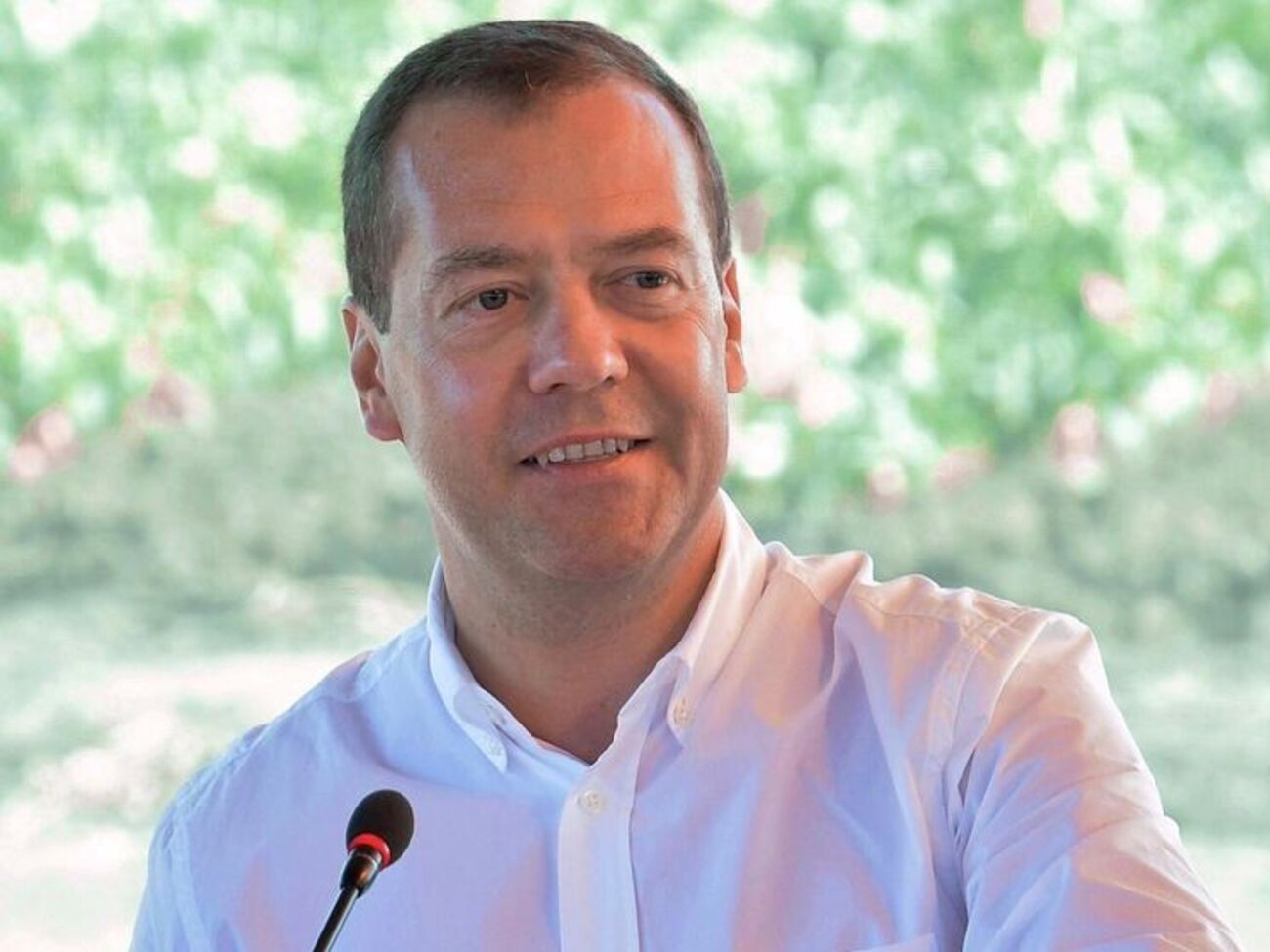 Слова "в футбол порвем всех" рассмешили Медведева