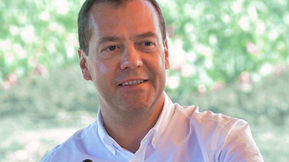 Слова "в футбол порвем всех" рассмешили Медведева