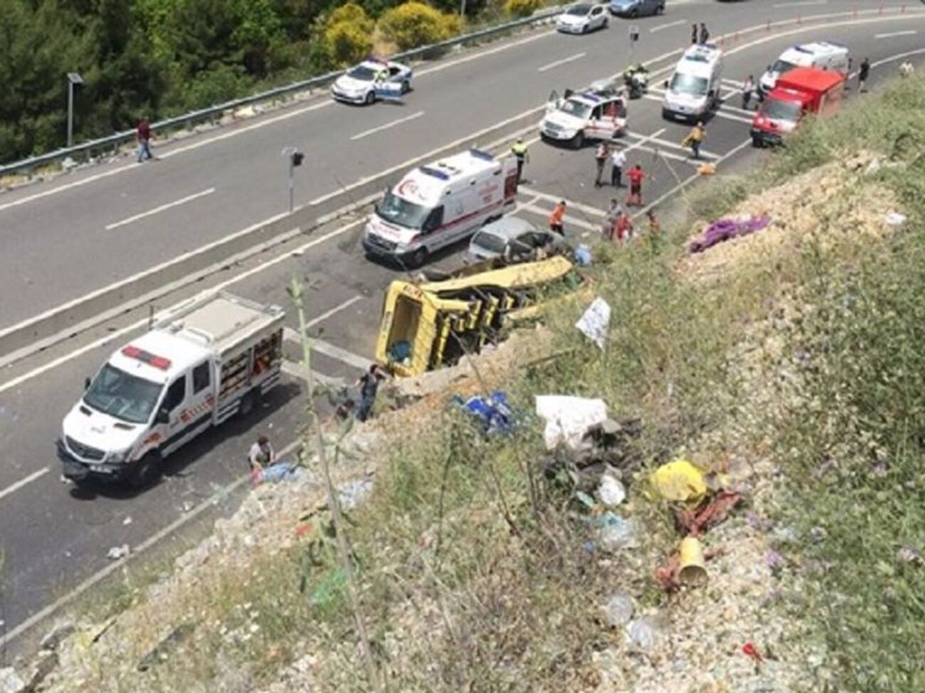 В Турции автобус упал с утеса