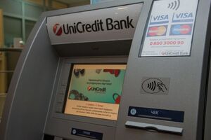 До січня 2016 року фінустанова працювала під вивіскою UniCredit Bank