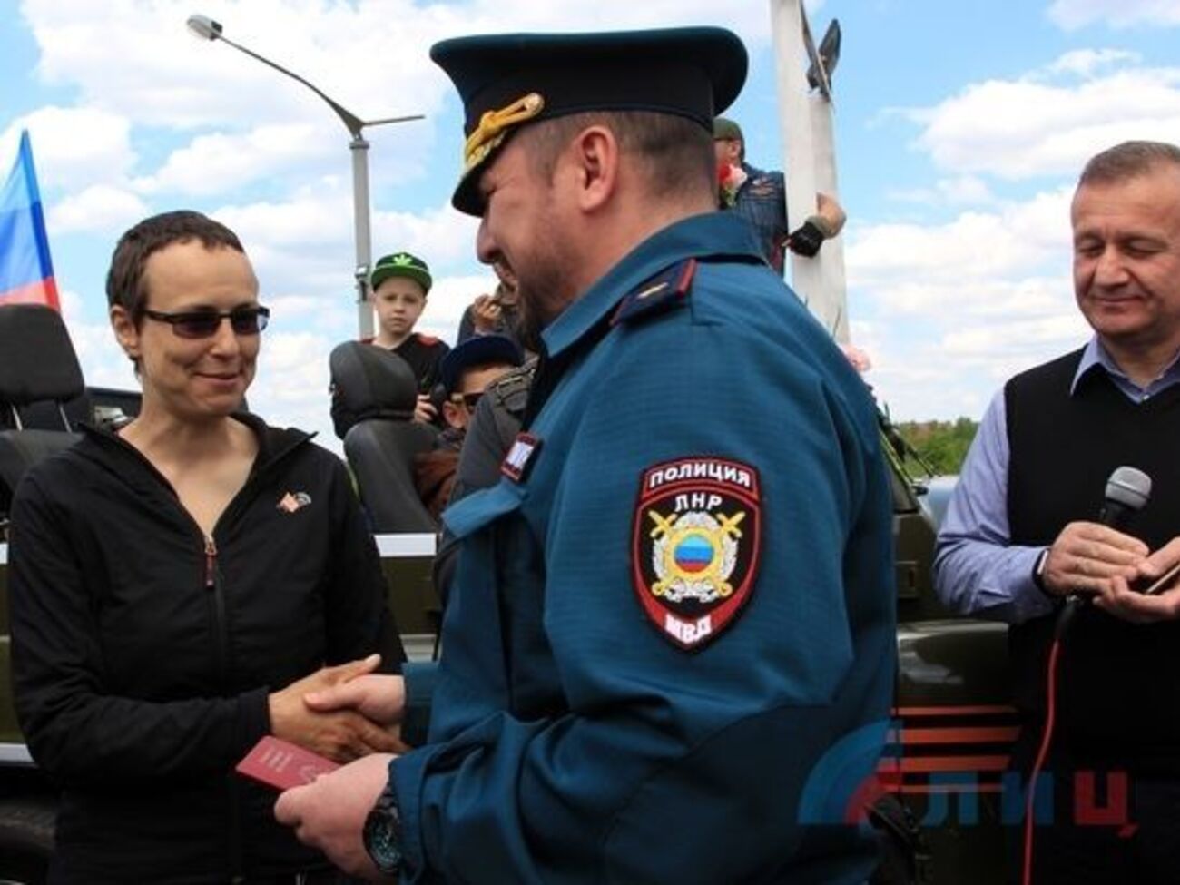 Чичериной вручил паспорт так называемый министр внутренних дел "ЛНР"