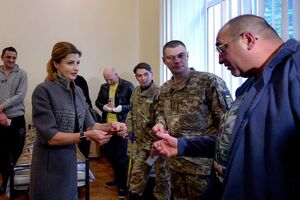 Дружина президента вручила запрошення пораненим бійцям